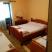 Ενοικιάζω δωμάτια και διαμερίσματα στο Herceg-Novi, ενοικιαζόμενα δωμάτια στο μέρος Herceg Novi, Montenegro - Cetvorokrevetna soba sa pogledom na more 